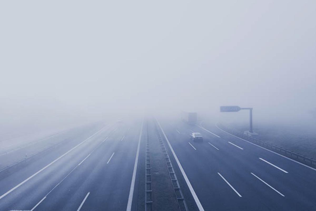 autoroute dans le brouillard
