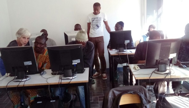 travailleurs se formant aux outils numériques