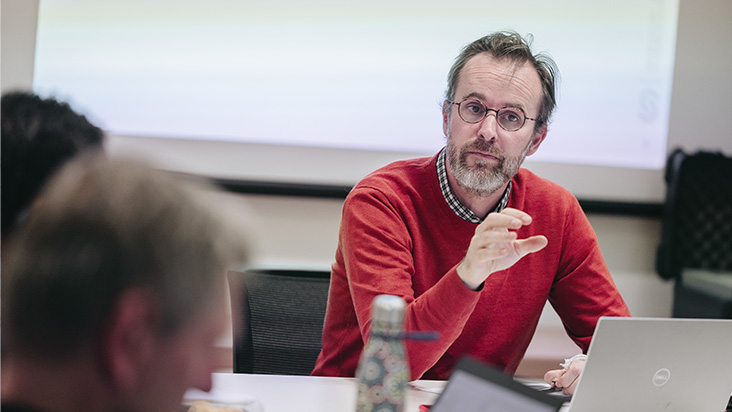 un consultant ssct présentant des travaux