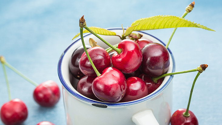 des cerises dans un mug