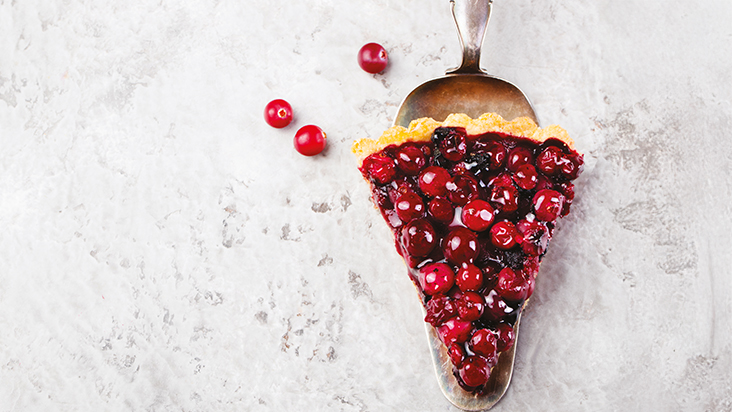 part de tarte aux fruits rouges prête à être servie