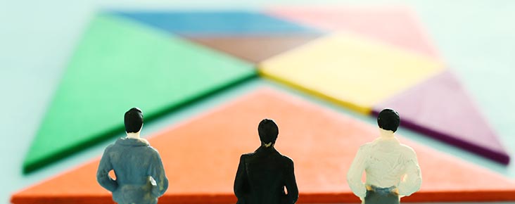 figurines regardant un puzzle