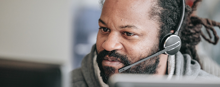 homme portant un casque de téléphone