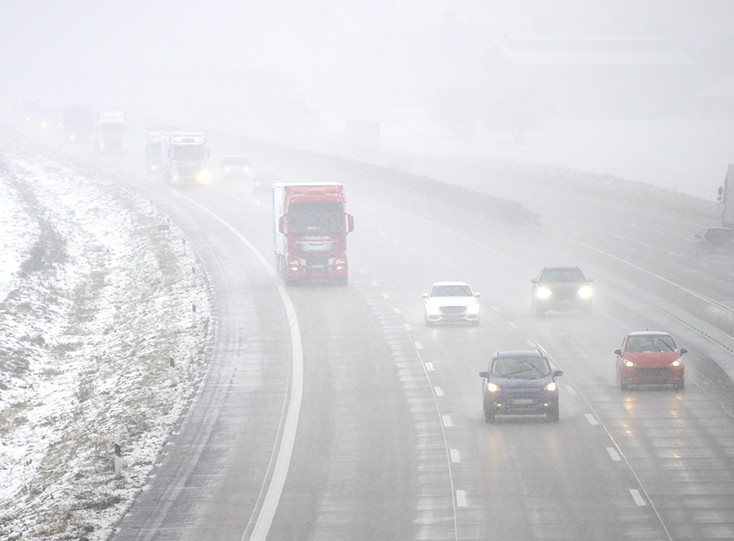 autoroute dans le brouillard