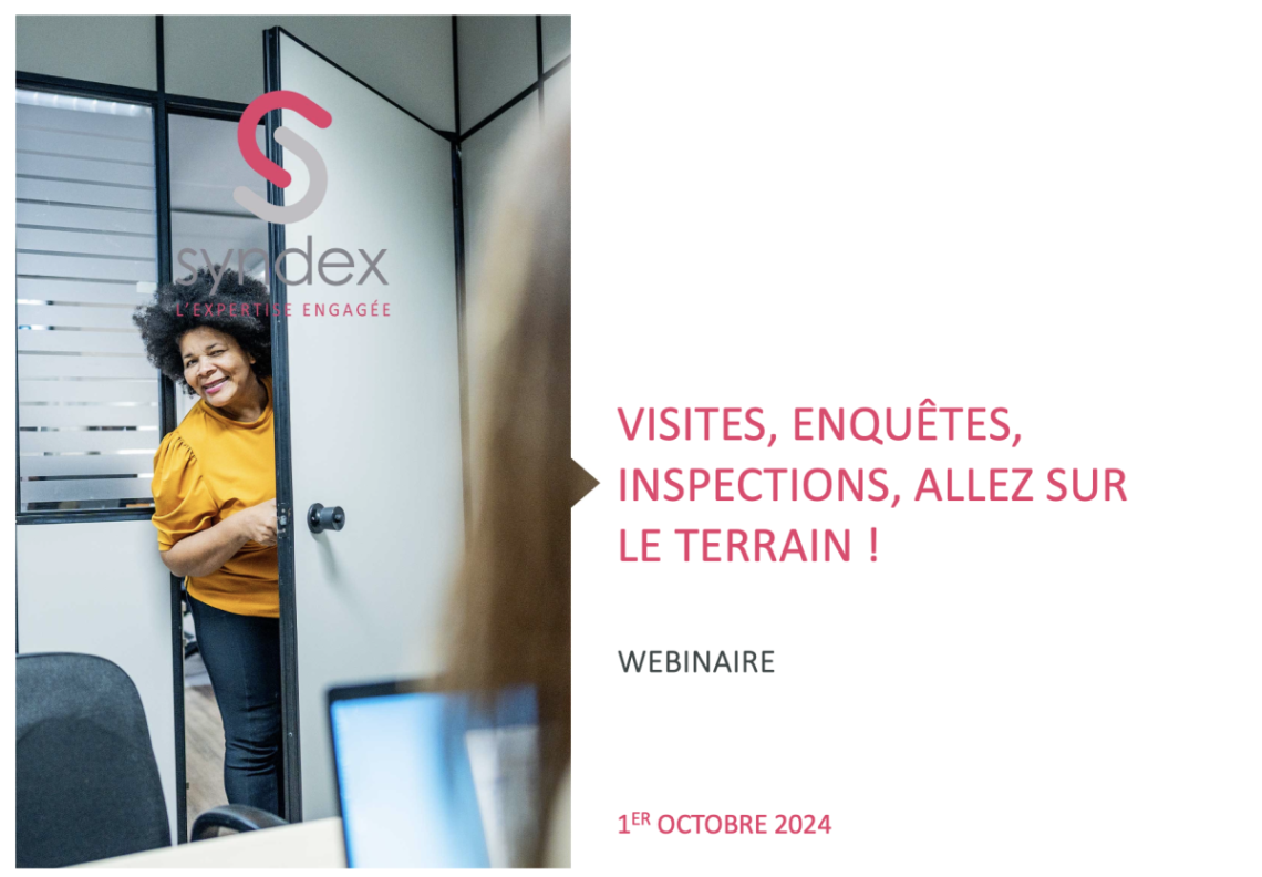 Dame qui ouvre une porte et regarde une femme dos à l'objectif derrière un bureau