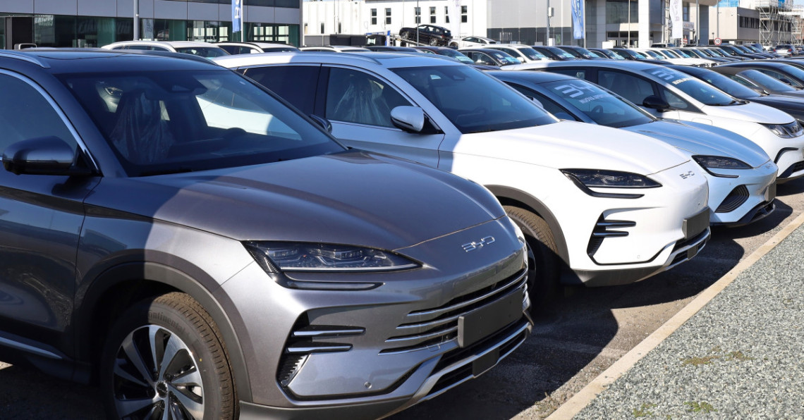 Voitures de la marque BYD garées sur un parking, manifestement celui d'un concessionnaire.