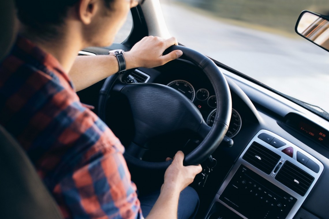 Un homme au volant