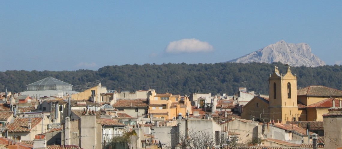 Vue de la montagne Sainte-Victoire et des toits d'Aix-en-Provence
