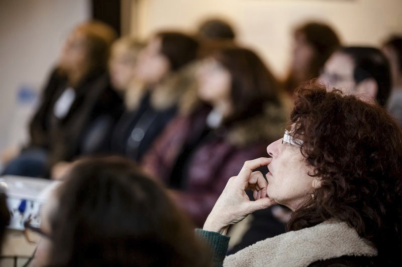 élue assistant à une matinée-débat à Toulouse