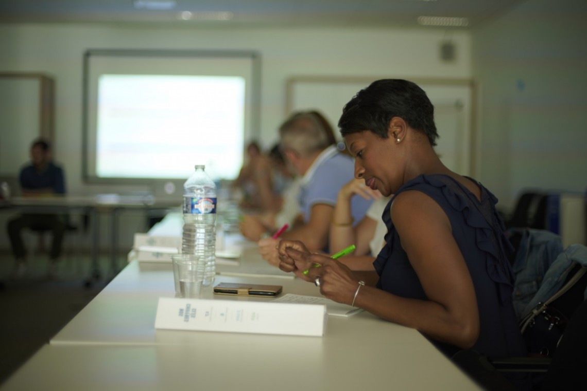 Femme assistant à une formation