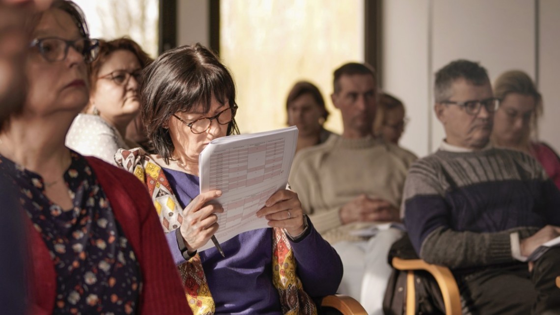 élue lisant un document pendant une réunion