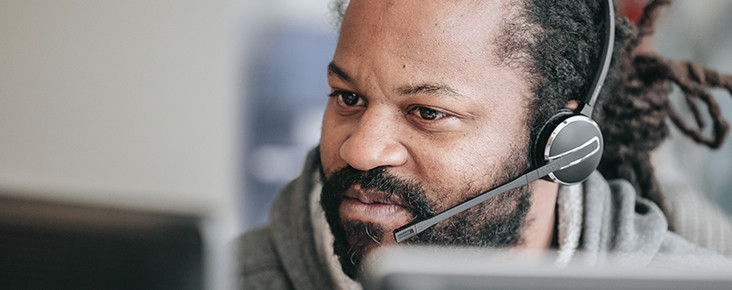 homme portant un casque de téléphone