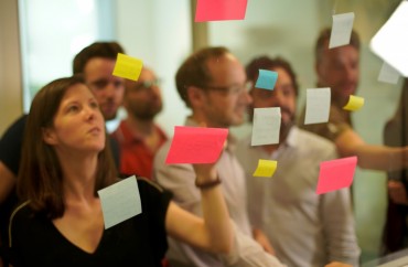 salarié·es devant mur post-it