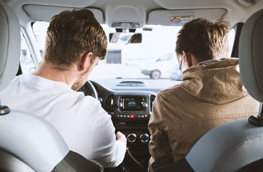 Deux personnes en voiture