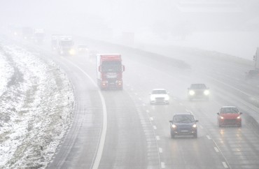 autoroute dans le brouillard