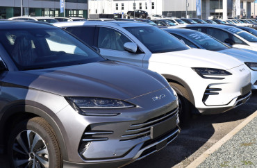 Voitures de la marque BYD garées sur un parking, manifestement celui d'un concessionnaire.