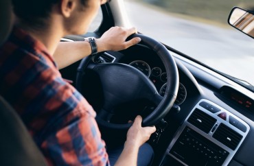 Un homme au volant