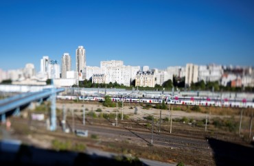 Ligne de train avec des logements sociaux en arrière plan