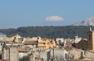 Vue de la montagne Sainte-Victoire et des toits d'Aix-en-Provence