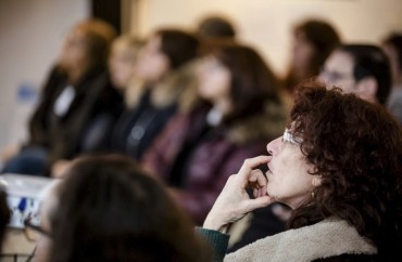 élue assistant à une matinée-débat à Toulouse