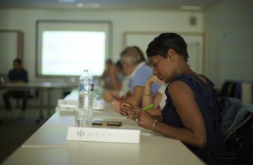 Femme assistant à une formation