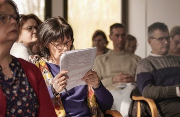 élue lisant un document pendant une réunion